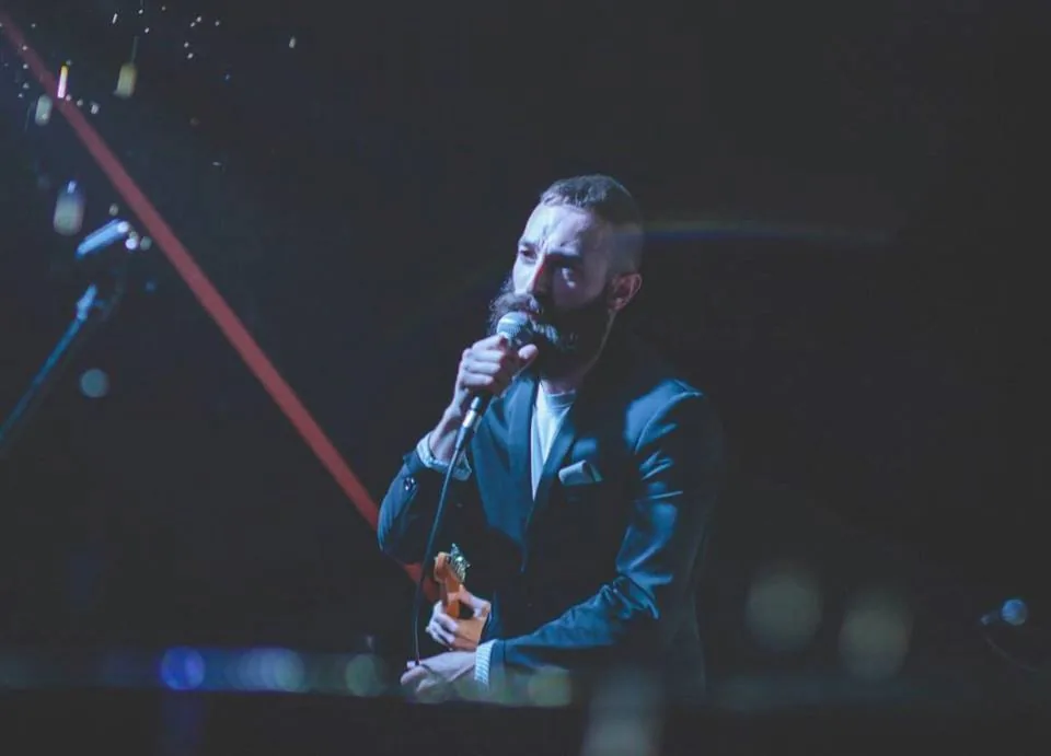 Chanteur avec musique en concert