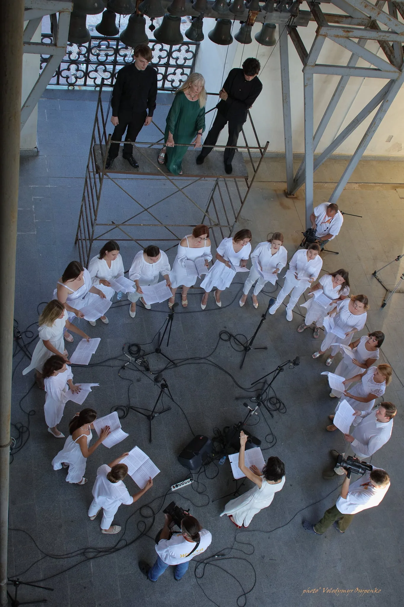 choir conducted around the director