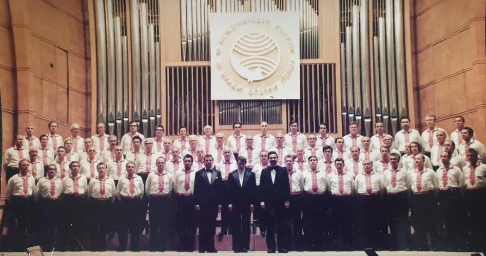 amateur choir in public performance