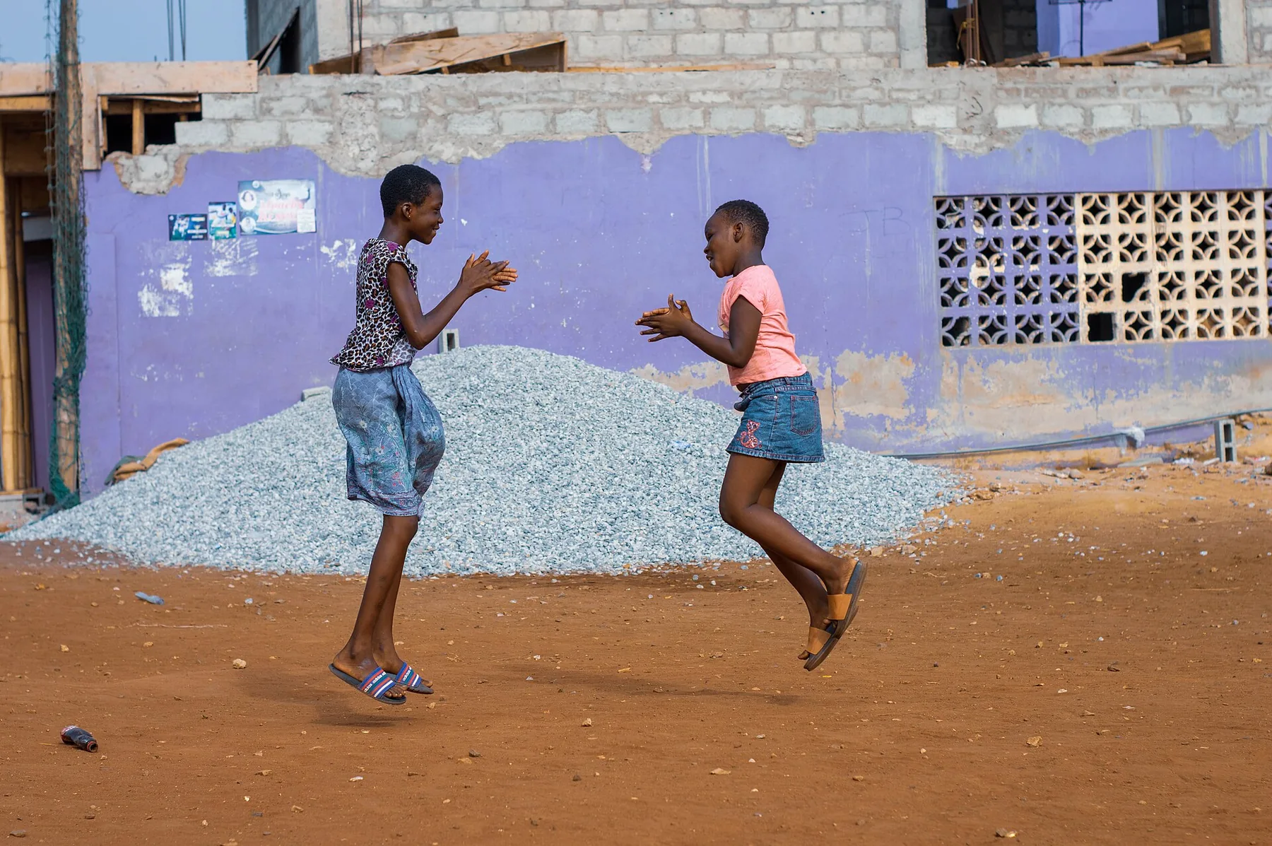Enfants jouant en rythme dehors Enfants jouant en rythme dehors