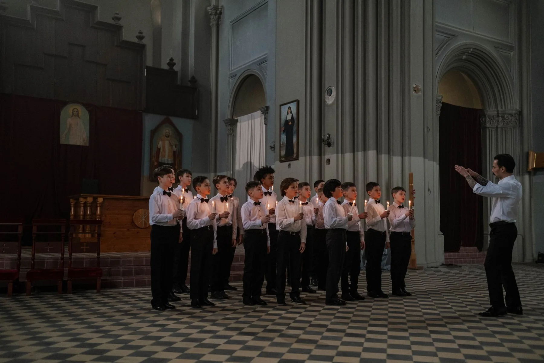 Chorale d'enfants chantant à l'église Chorale d'enfants chantant à l'église