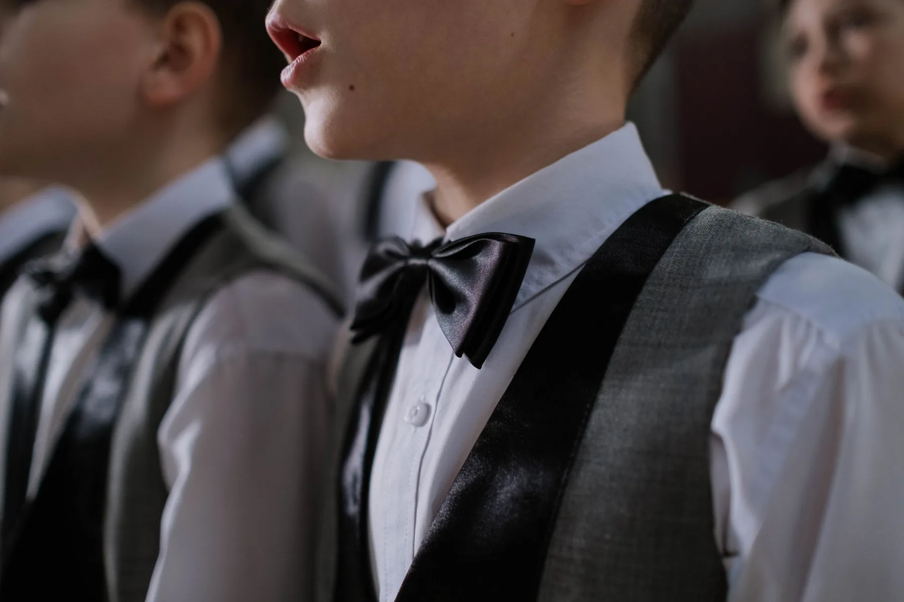 Jeunes chanteurs de chorale en gros plan Jeunes chanteurs de chorale en gros plan
