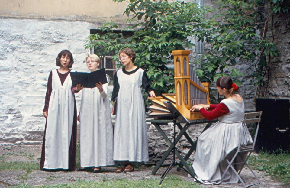 Chanteuses chorales en scene exterieure Chanteuses chorales en scene exterieure