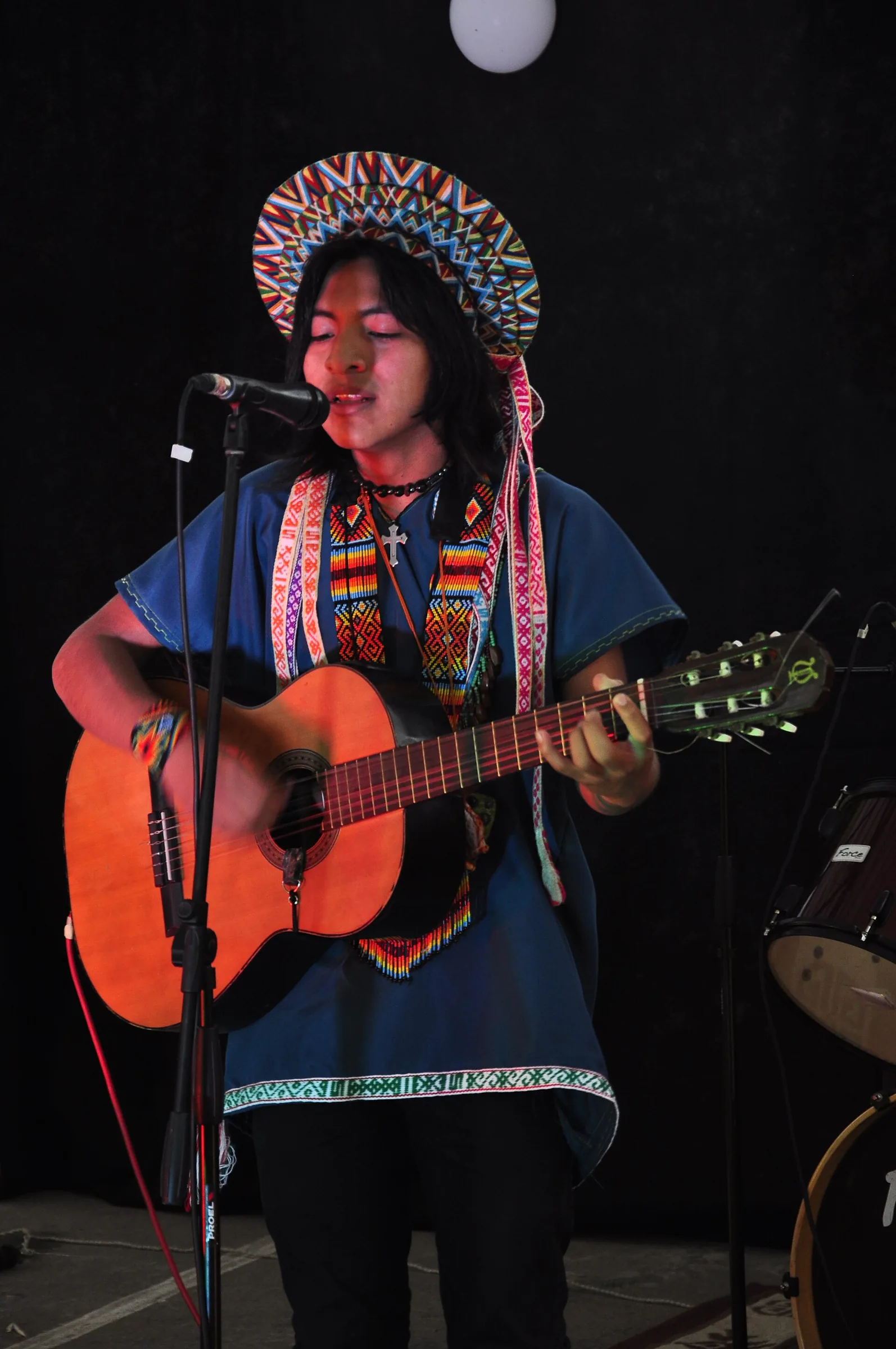 Chanteuse avec guitare en concert