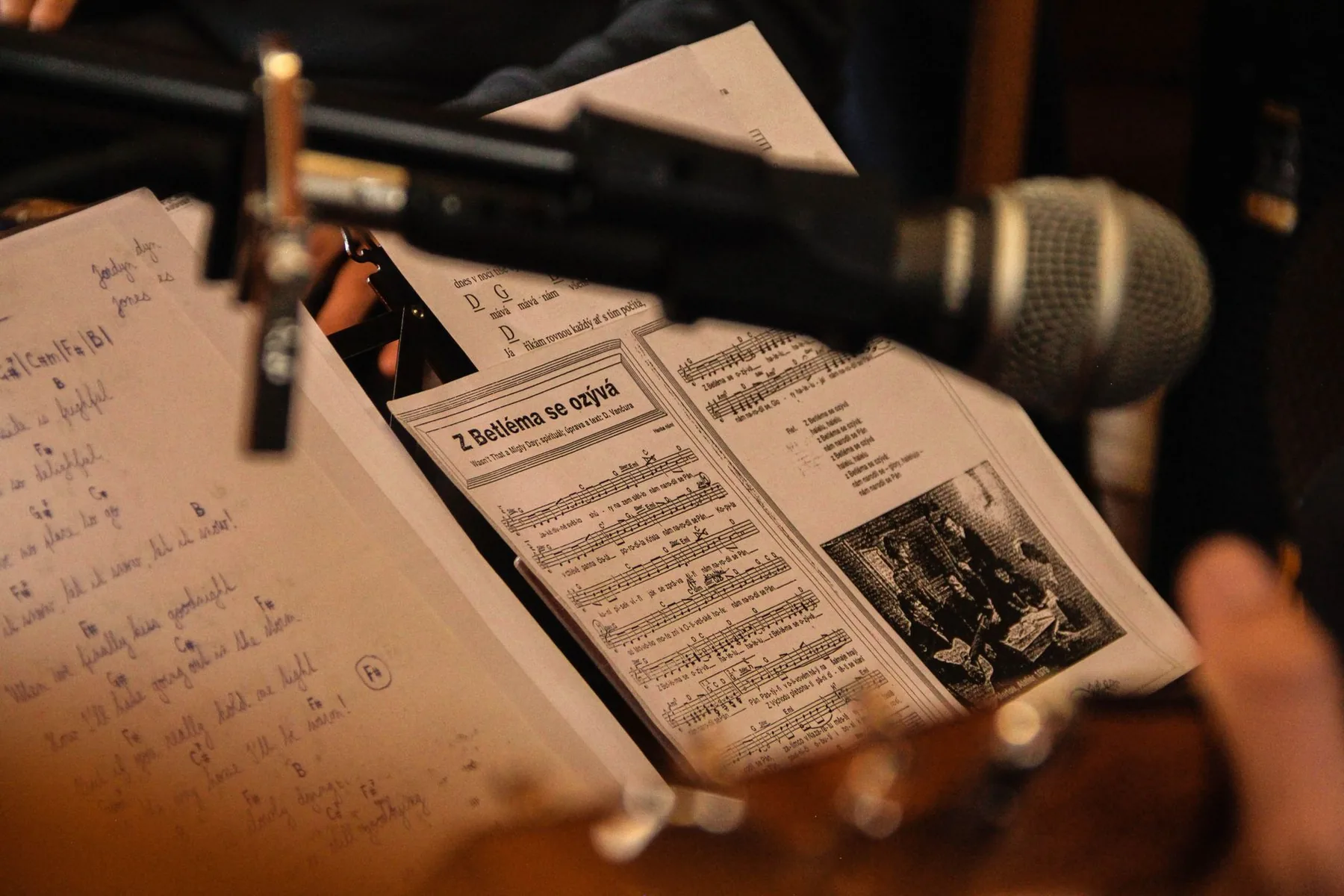 Choir scores and microphone