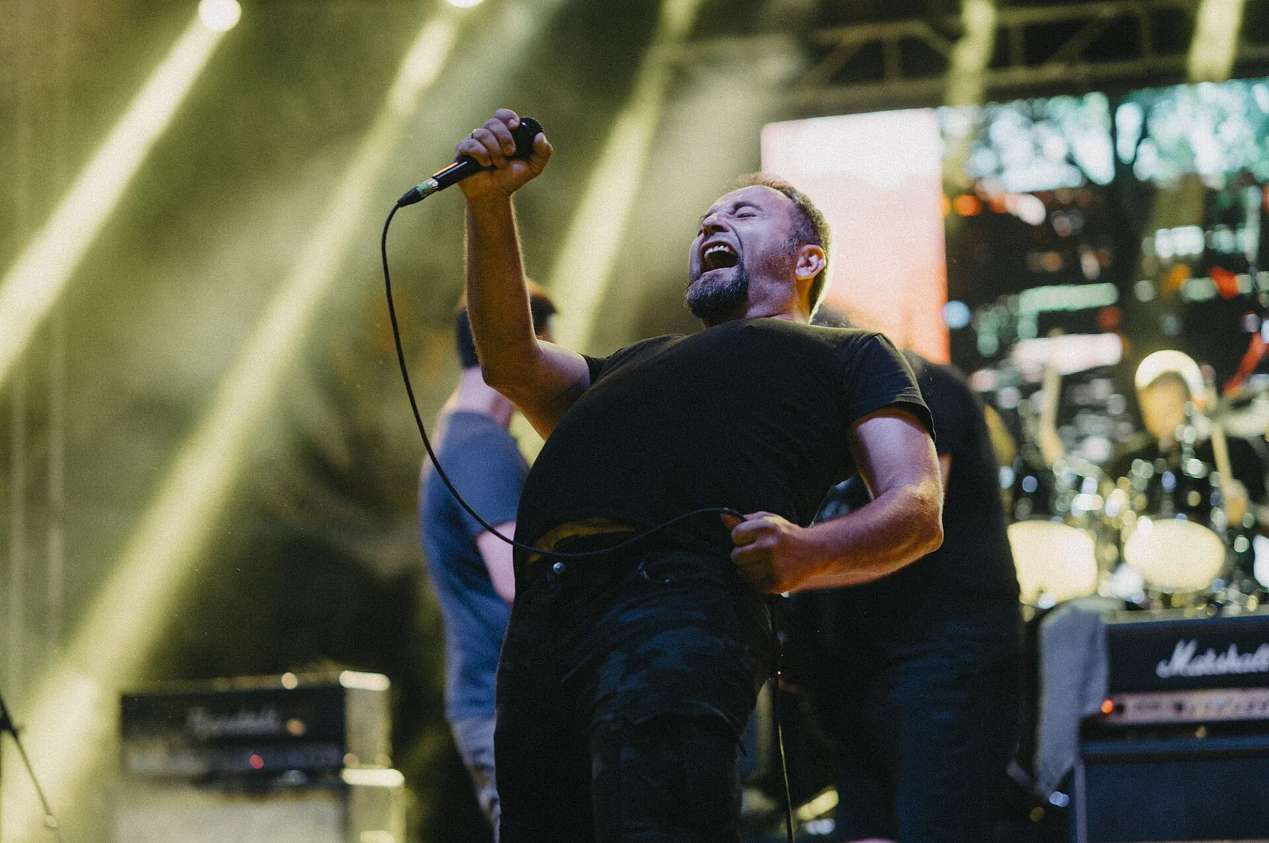 Chanteur sur scene avec micro Chanteur sur scene avec micro