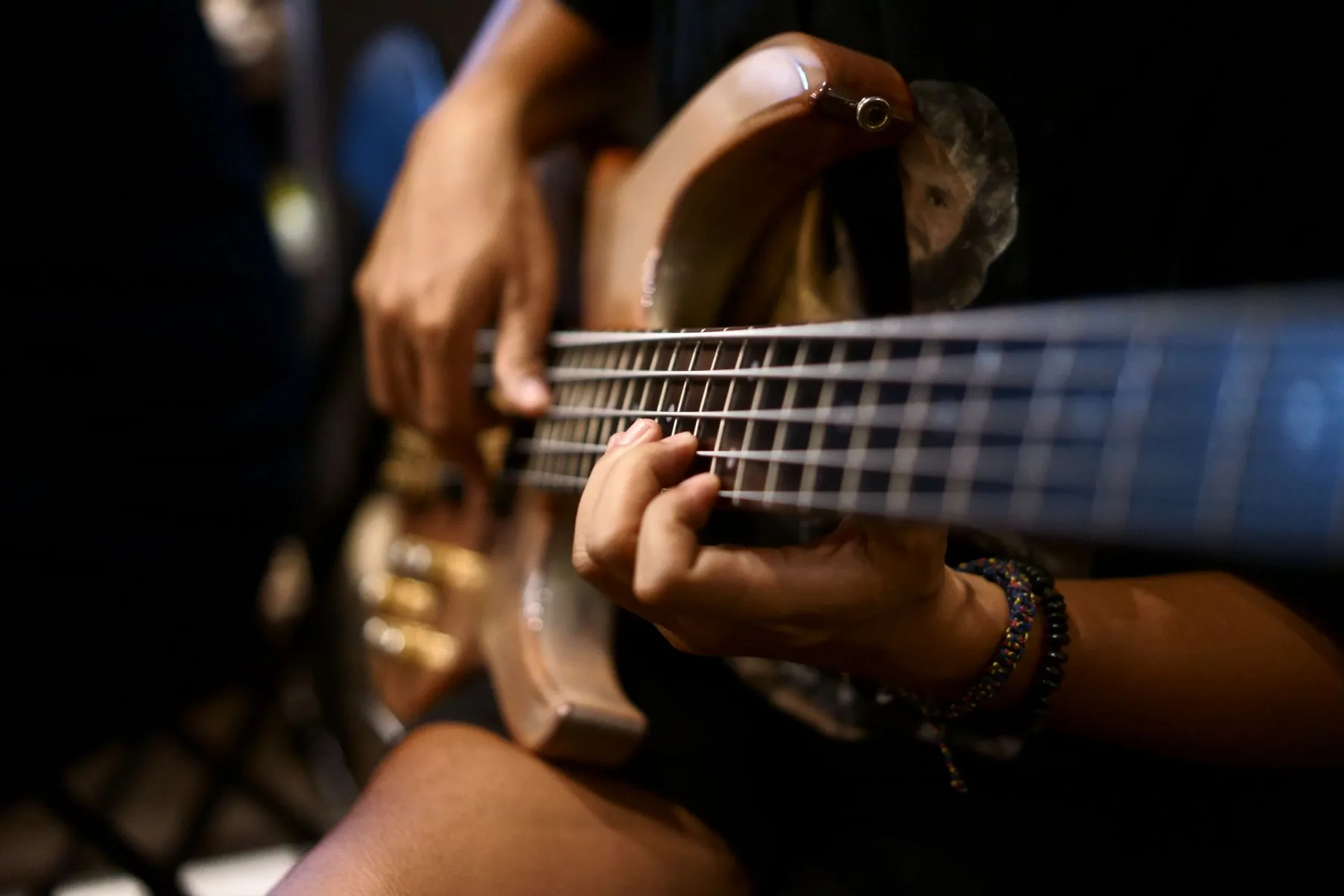 Mains de musicien jouant des cordes Mains de musicien jouant des cordes