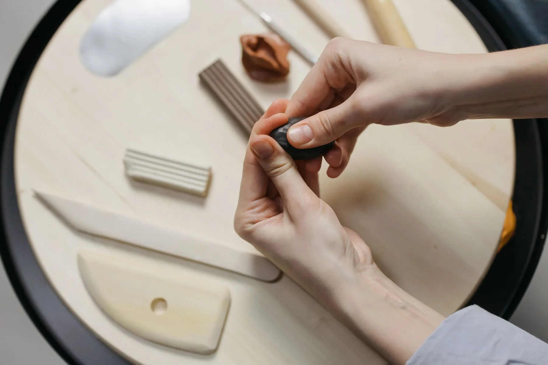 Modelage artisanal d’ocarina en argile Modelage artisanal d’ocarina en argile