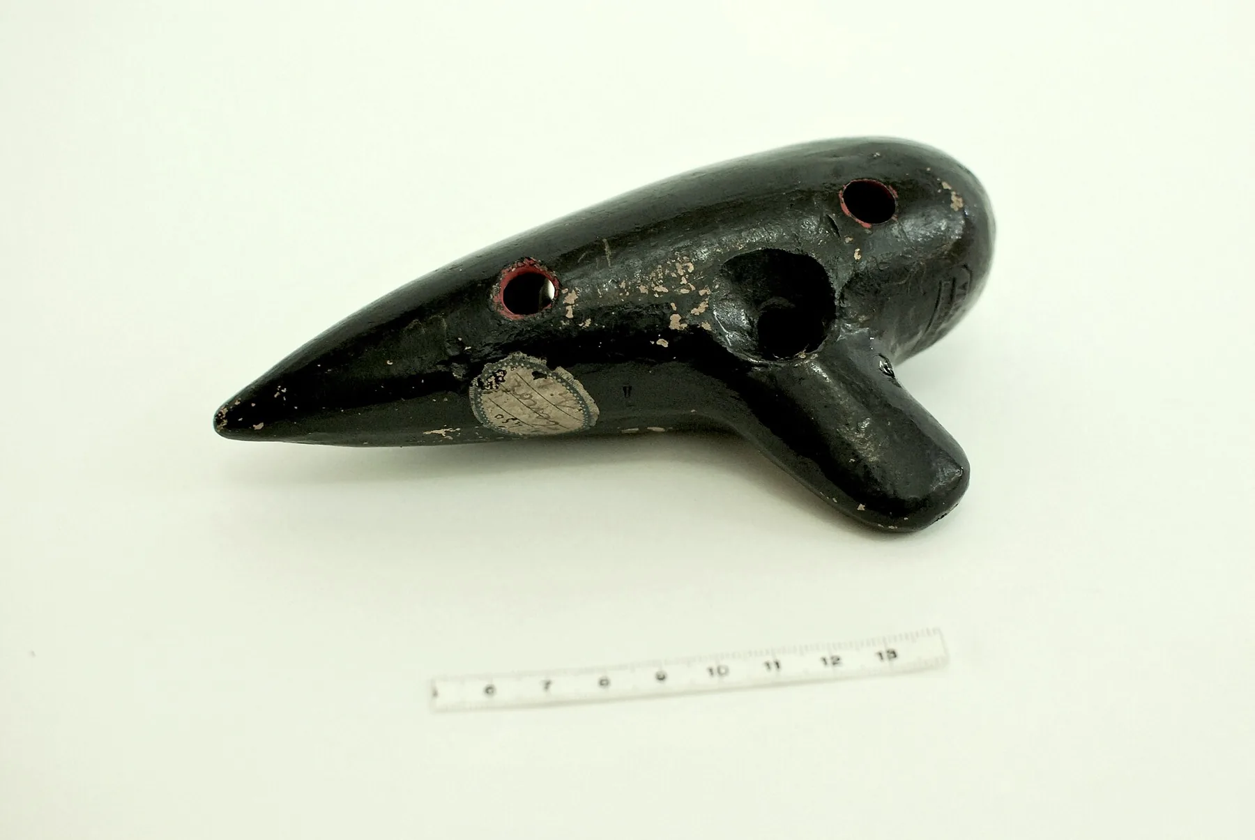 Ocarina noir ancien en gros plan Ocarina noir ancien en gros plan