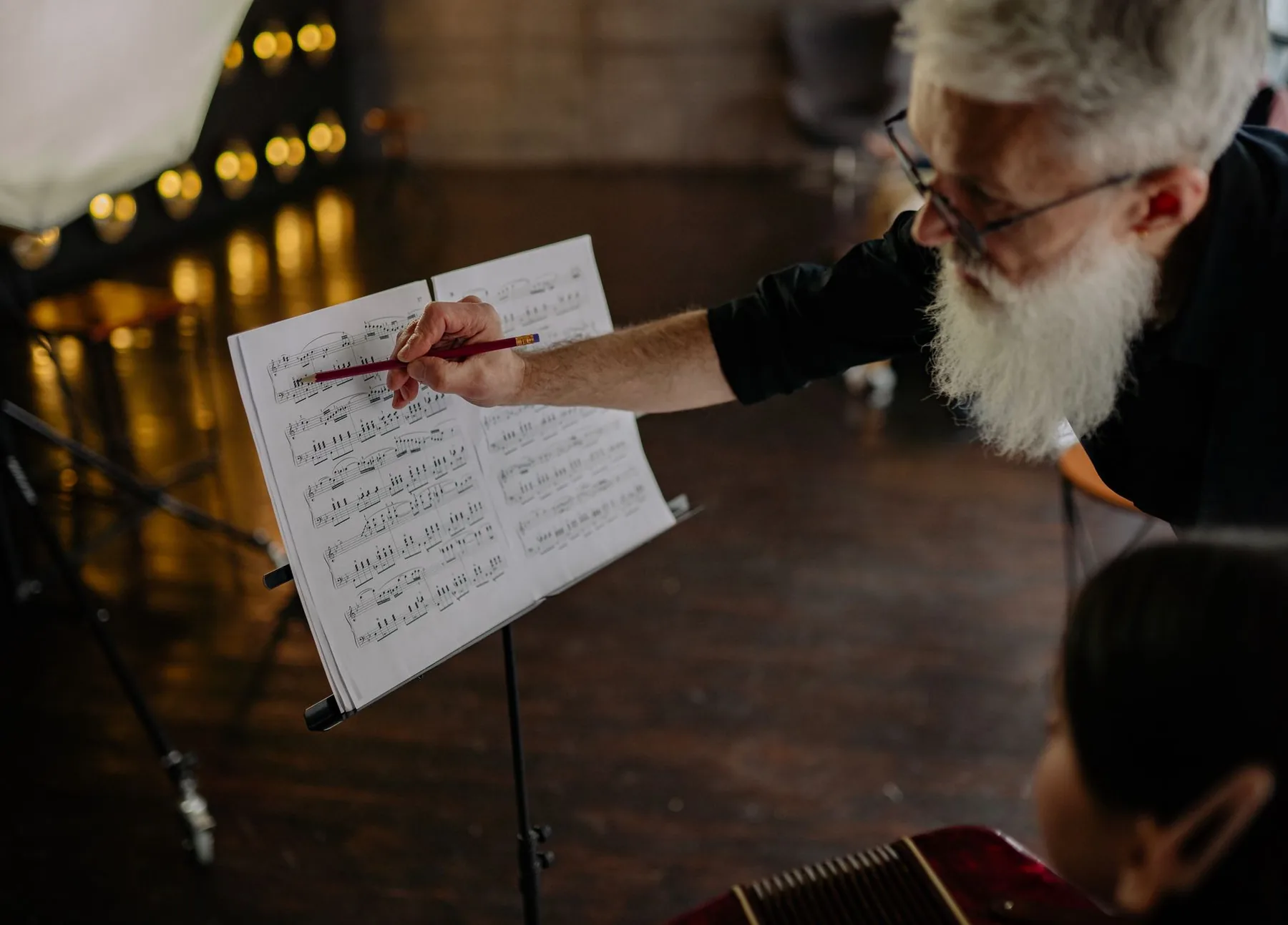 Musicien consultant une partition sur pupitre Musicien consultant une partition sur pupitre