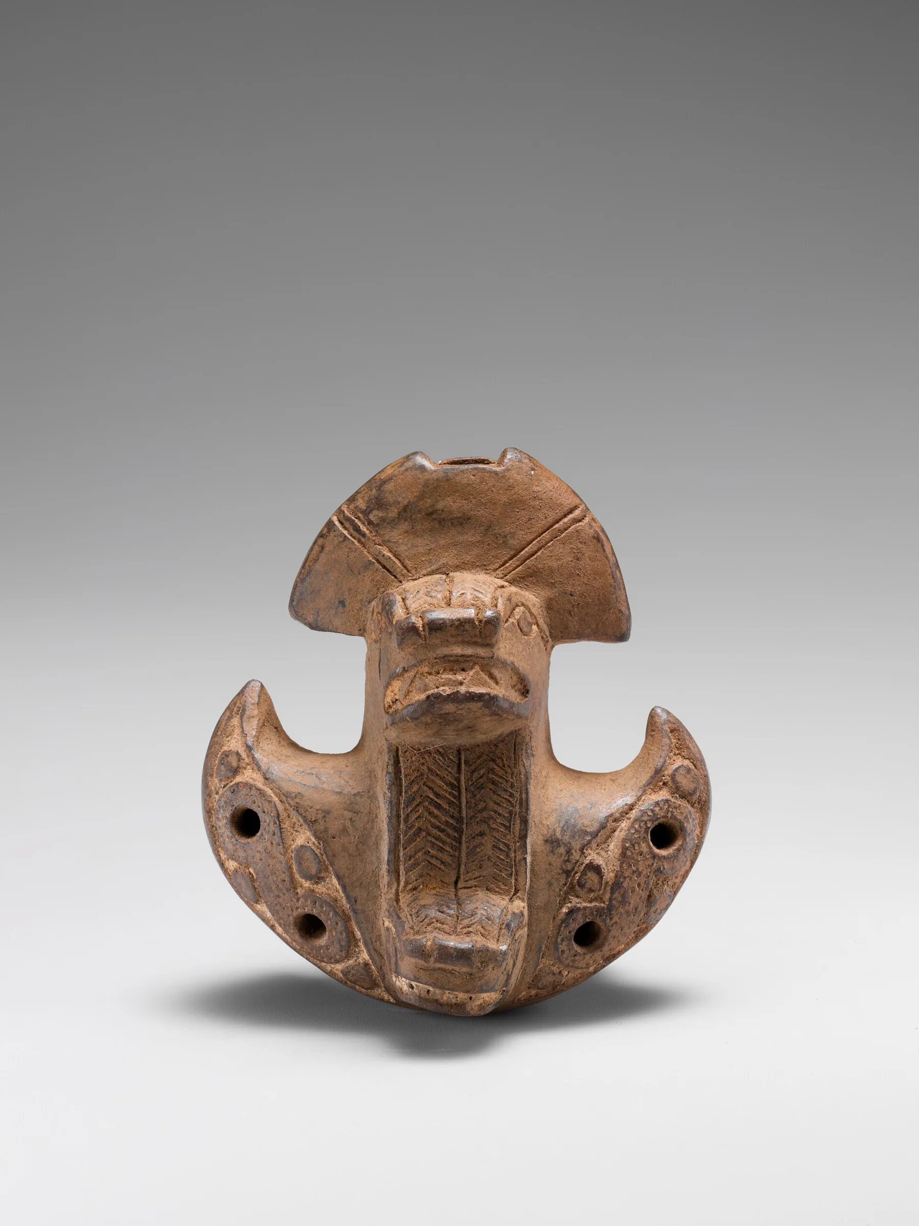 Ocarina ancien en terre cuite sculptée Ocarina ancien en terre cuite sculptée
